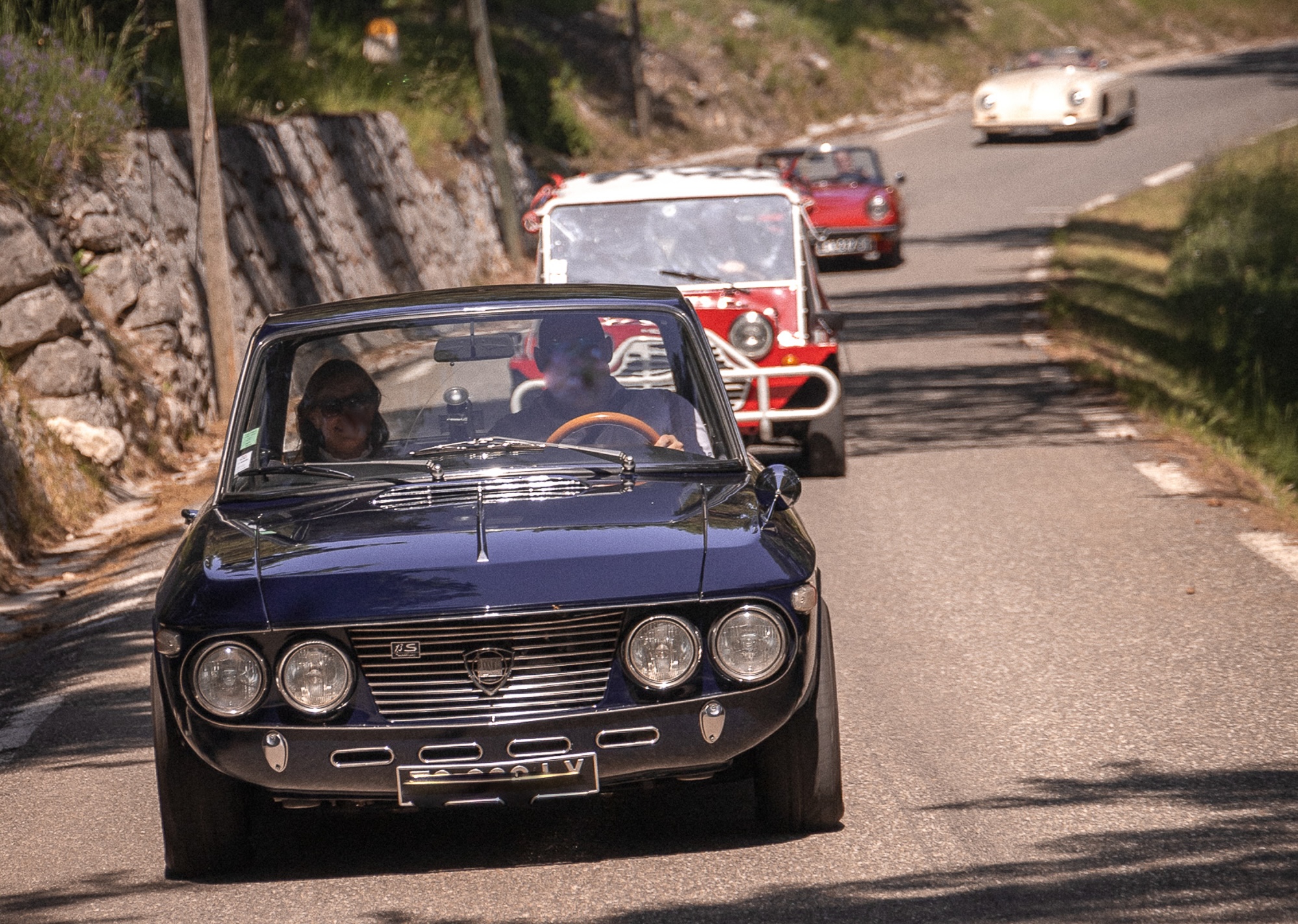 Rallye de voitures classiques sur les routes de la Côte d'Azur