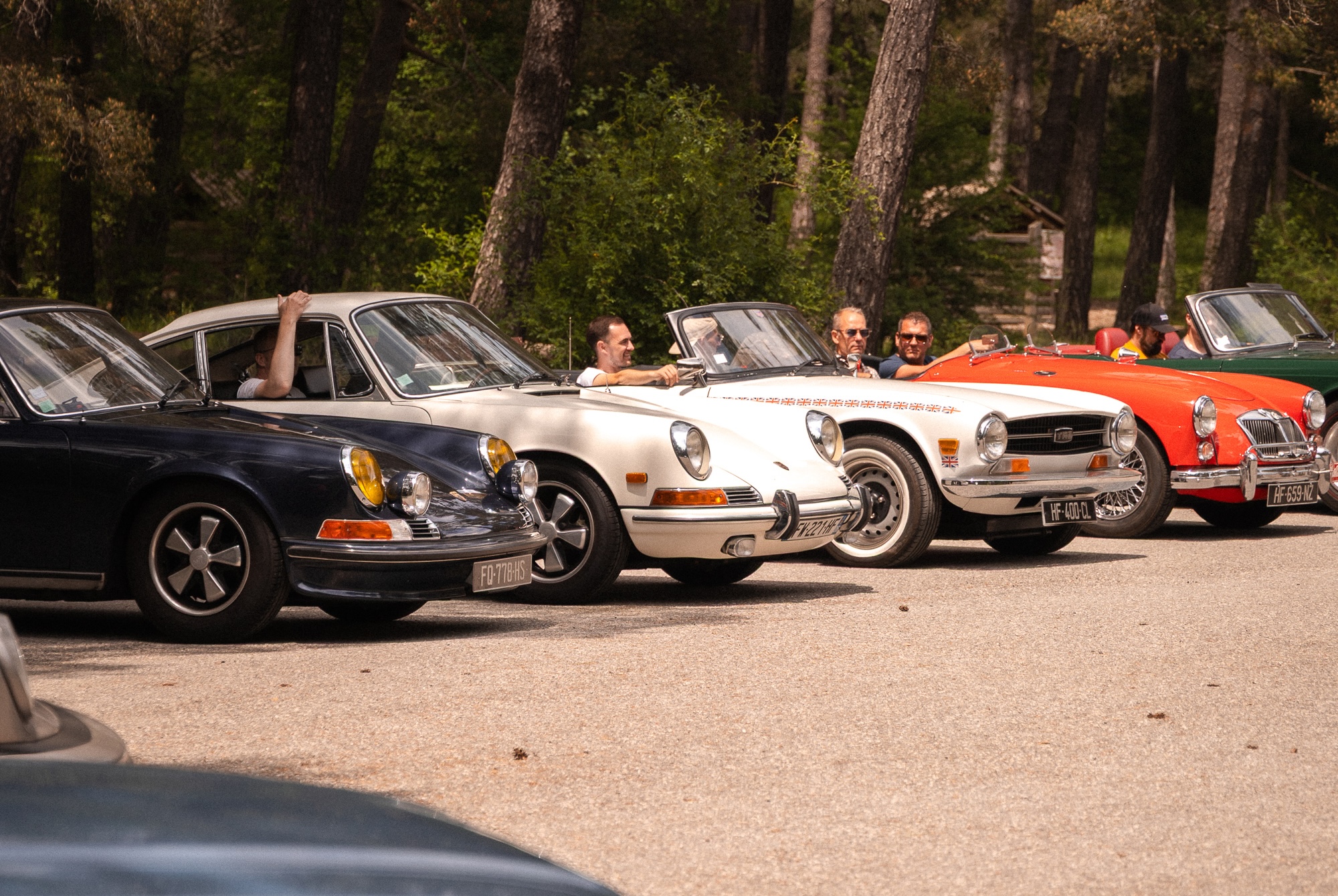 Flotte de voitures de collection lors d'un rallye corporate