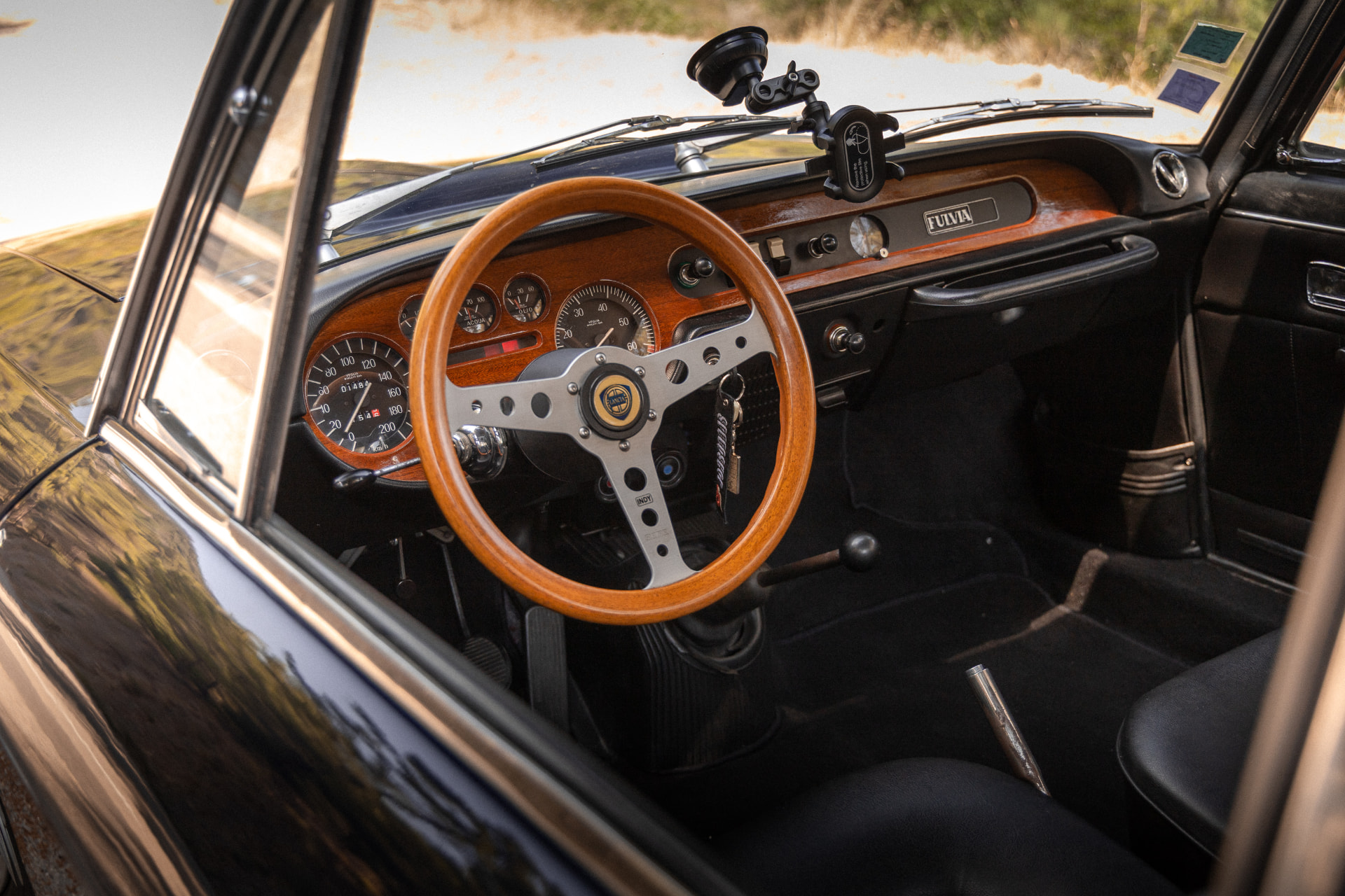 Tableau de bord en bois et volant Nardi d’une Lancia Fulvia de collection